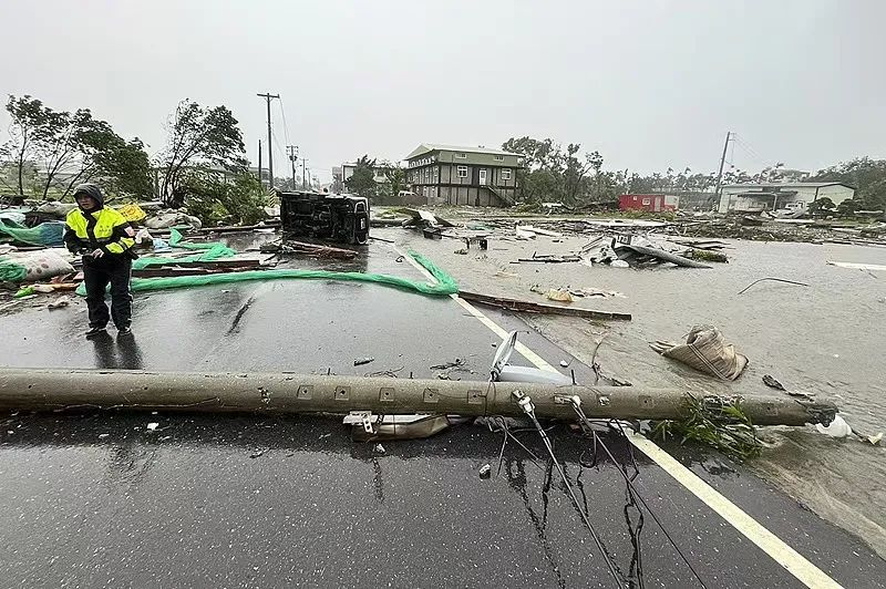 受“康妮”和地震影响 台湾多处铁路公路受损中断运营