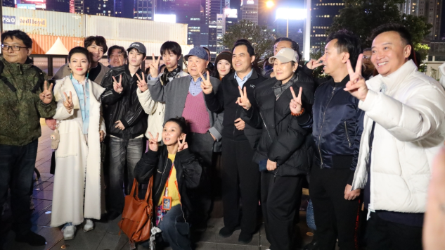 迎接《鱷魚》香港首演 灣仔海面無人機燈光秀