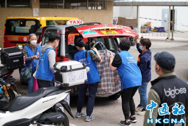 香港大埔居民返回未受波及大廈整理家當：家無恙心安了