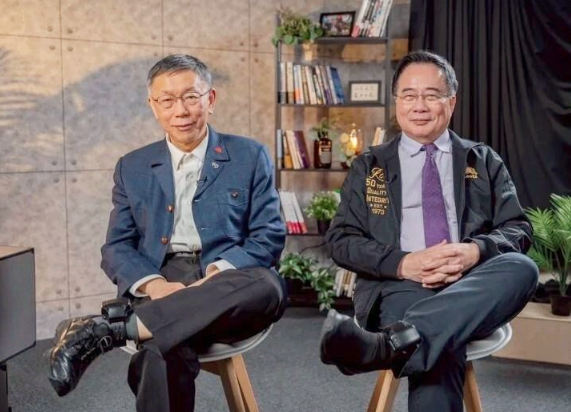 蔡正元、柯文哲兩人合影秀電子腳鐐