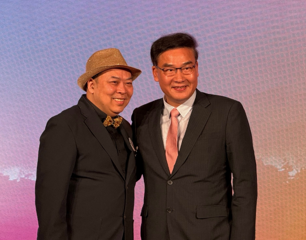 當“眼睛反映眼睛”：香港糖尿病藝人恢復光明以經歷作曲