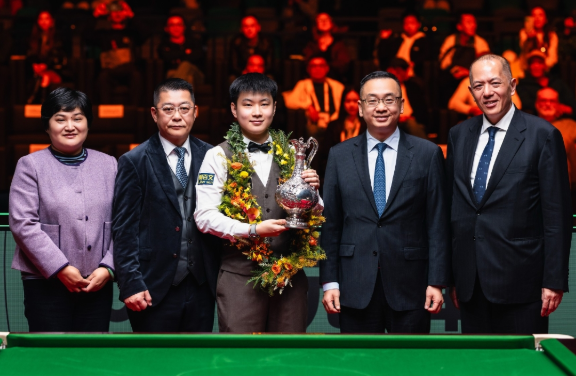 金利來集團主席曾智明為2026斯諾克世界大獎賽冠軍趙心童頒獎