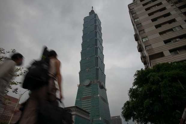 台“內政部長”被話筒碰到喊“受騷擾” 遭諷“好大官威”