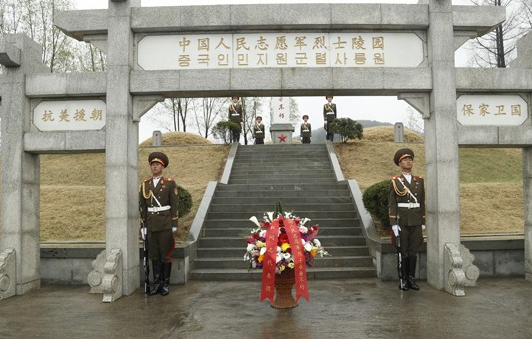 王毅祭掃朝鮮江東郡中國人民志願軍烈士陵園