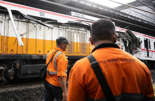 印尼列車相撞致近百人死傷 總統哀悼遇難者