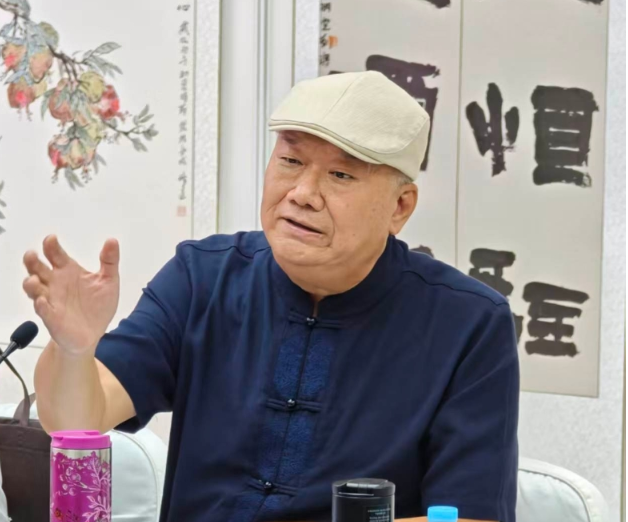 台灣詩人謝明輝：以文為媒、執筆頌國