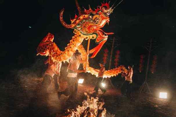 从微短剧《阿桂的“村晚”》看团圆叙事与当代乡愁 DZH01275_2025-11-08-15-29-50-720_创意图